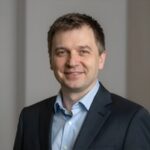 Портрет уверенного и дружелюбного специалиста компании Праздник Ком по организации детских праздников дома