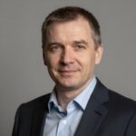Портрет уверенного и дружелюбного организатора детских праздников компании Праздник Ком на нейтральном фоне